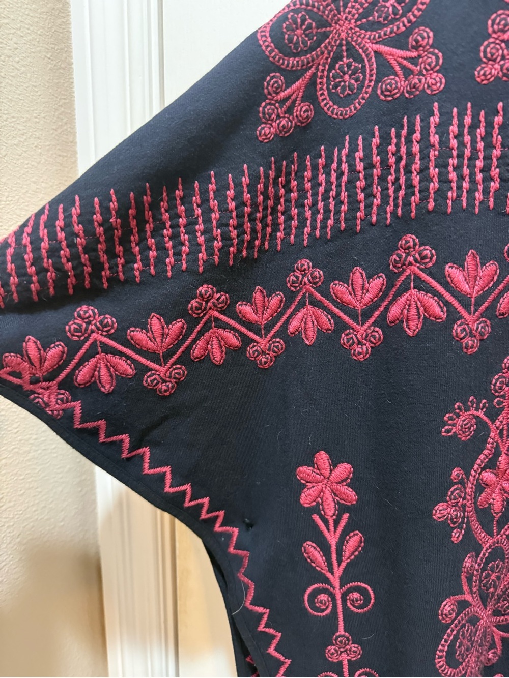 Johnny Was Black Cape with Redish Pink Embroidered Floral Motif size xs - Picture 8 of 9